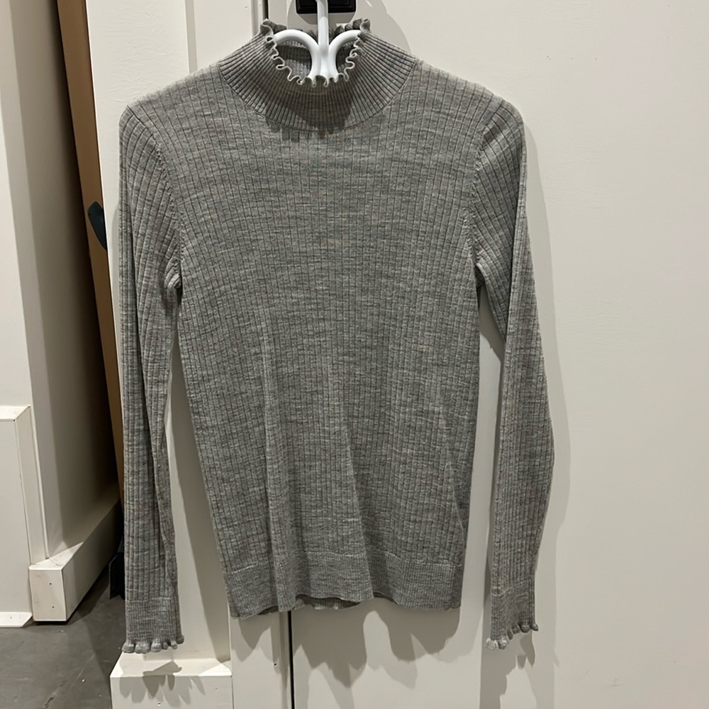 Inwear, light ribbed , 3season , never worn , wool blend . Feminine